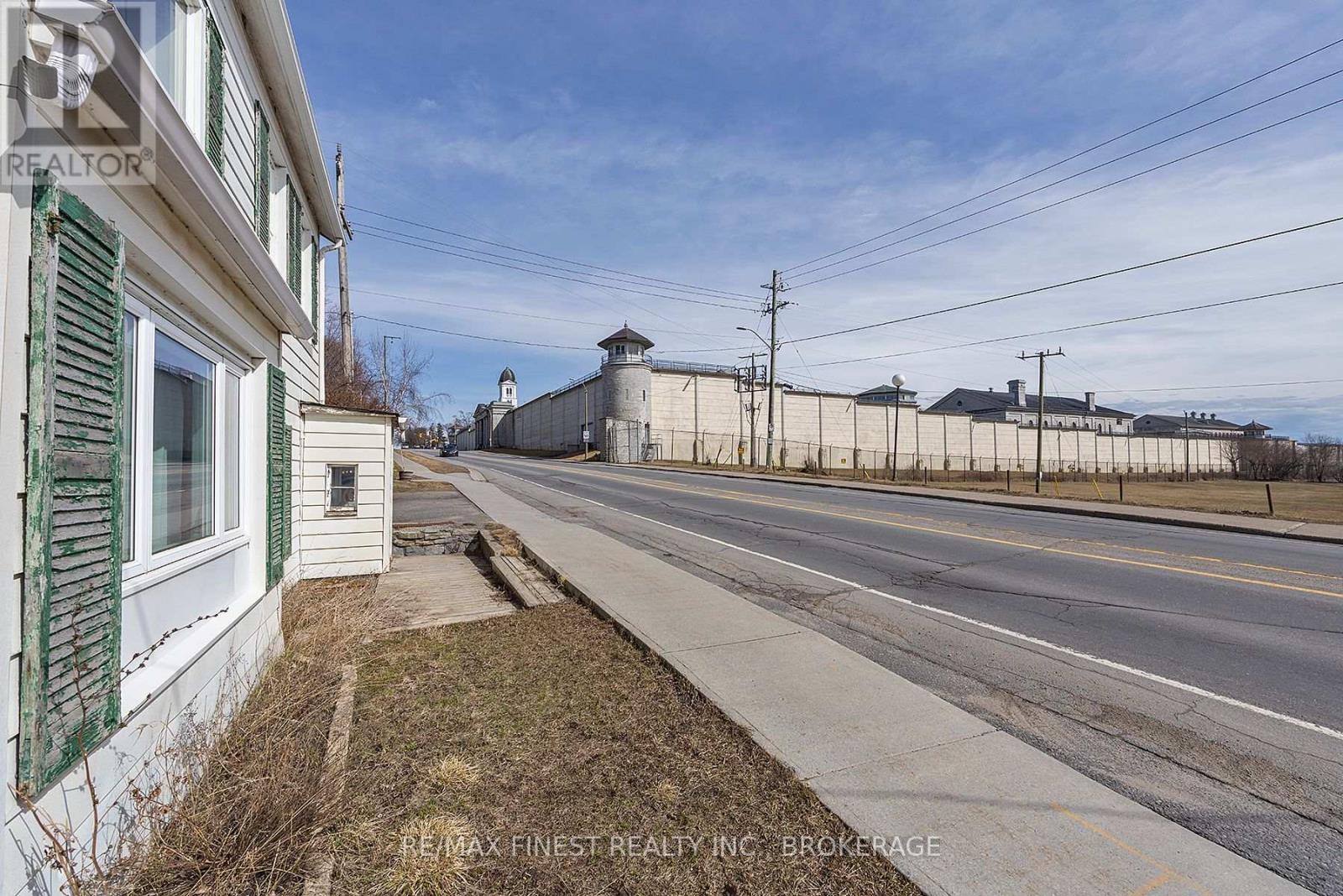 589 KING STREET W - 29