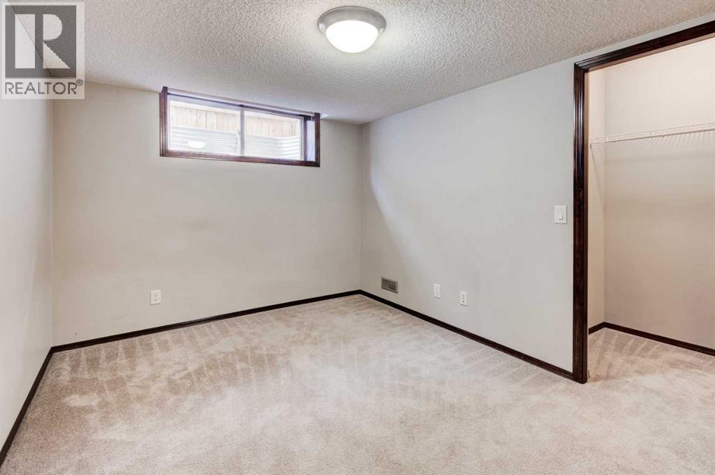 Single Family House for Sale in  Everoak Green SW Evergreen Calgary 