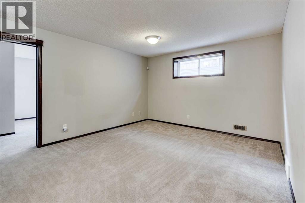 Single Family House for Sale in  Everoak Green SW Evergreen Calgary 