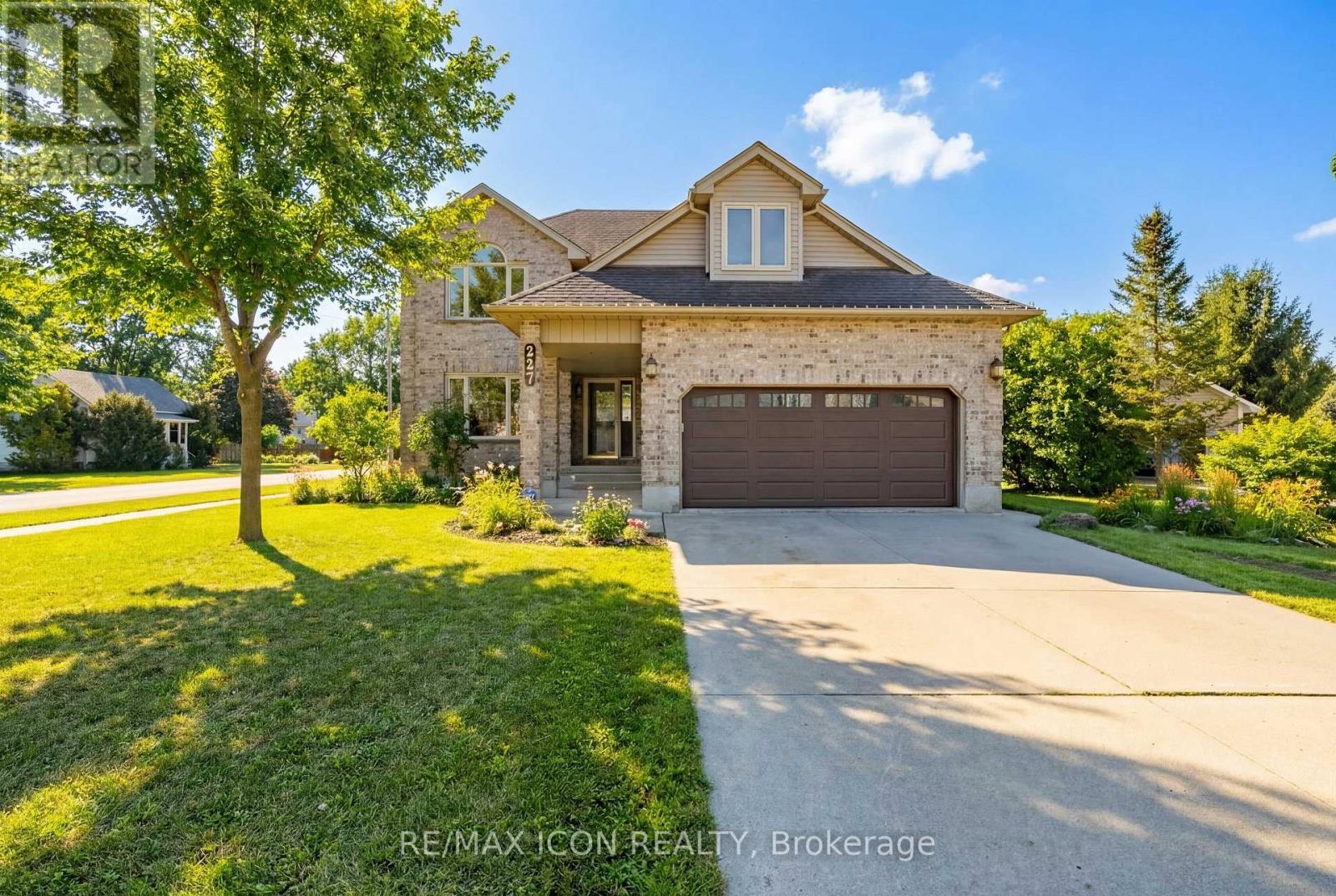 Single Family House for Sale in  WILLIAM STREET E North Middlesex (Parkhill) 