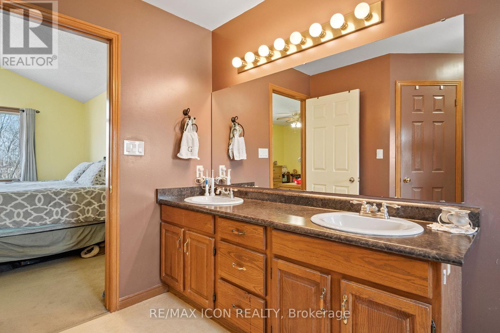 Single Family House for Sale in  WILLIAM STREET E North Middlesex (Parkhill) 