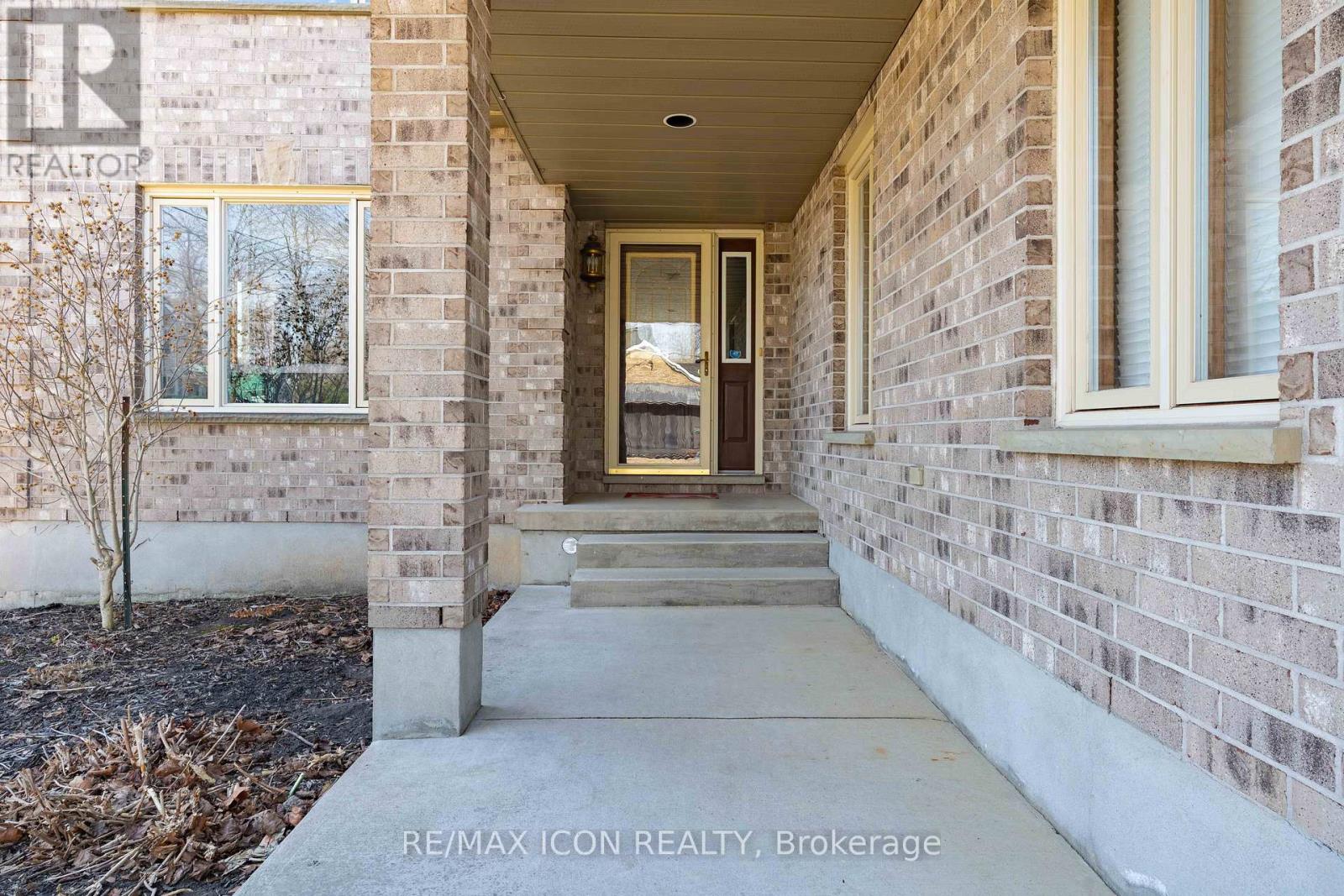 Single Family House for Sale in  WILLIAM STREET E North Middlesex (Parkhill) 