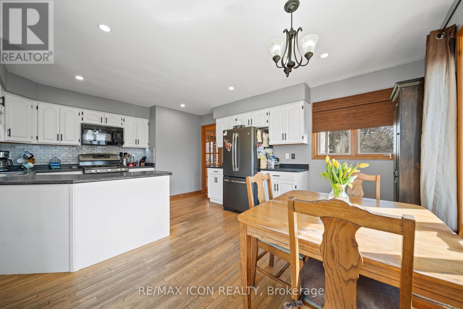 Single Family House for Sale in  WILLIAM STREET E North Middlesex (Parkhill) 