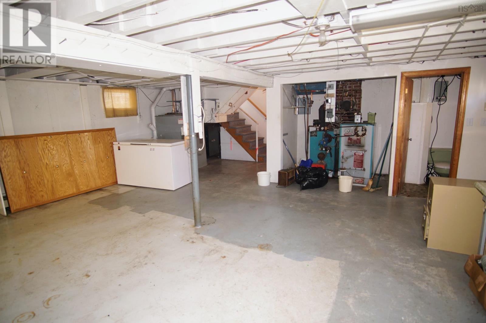 41 HOWE Street - 44