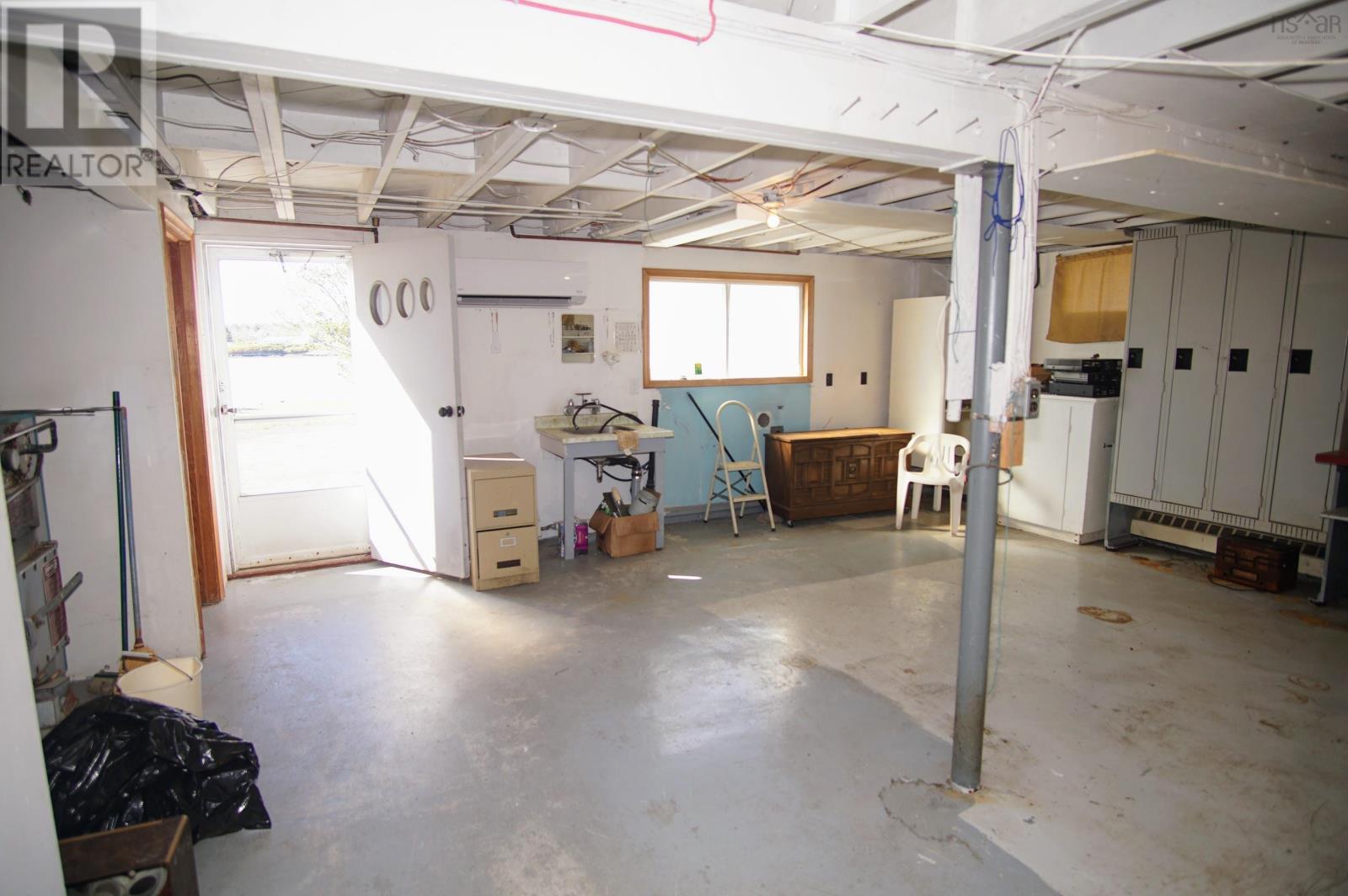 41 HOWE Street - 43