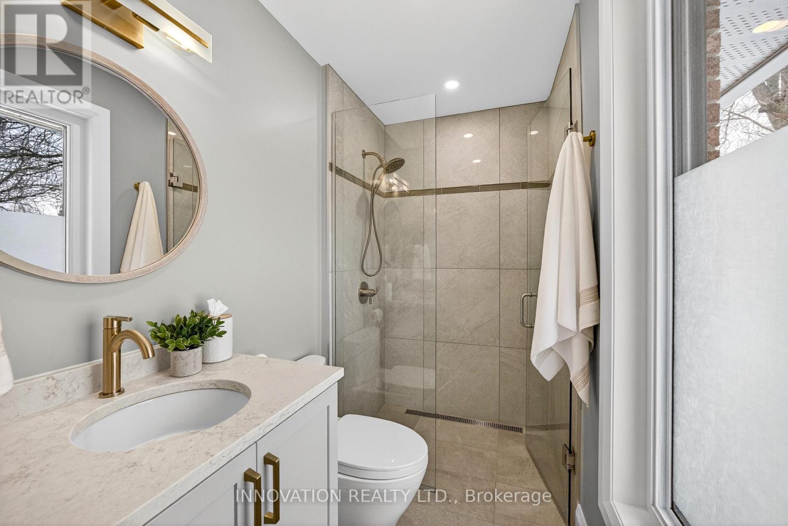Ensuite with curbless shower