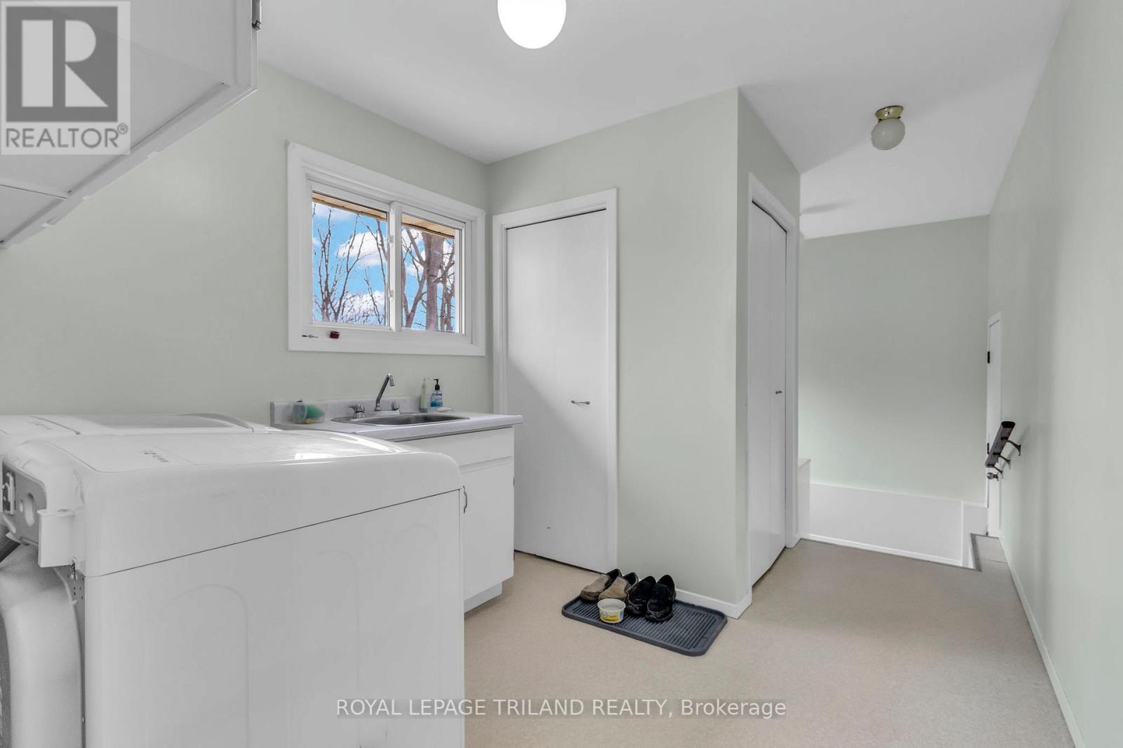 Single Family House Bungalow for Sale in  STATION STREET North Middlesex (Parkhill) 