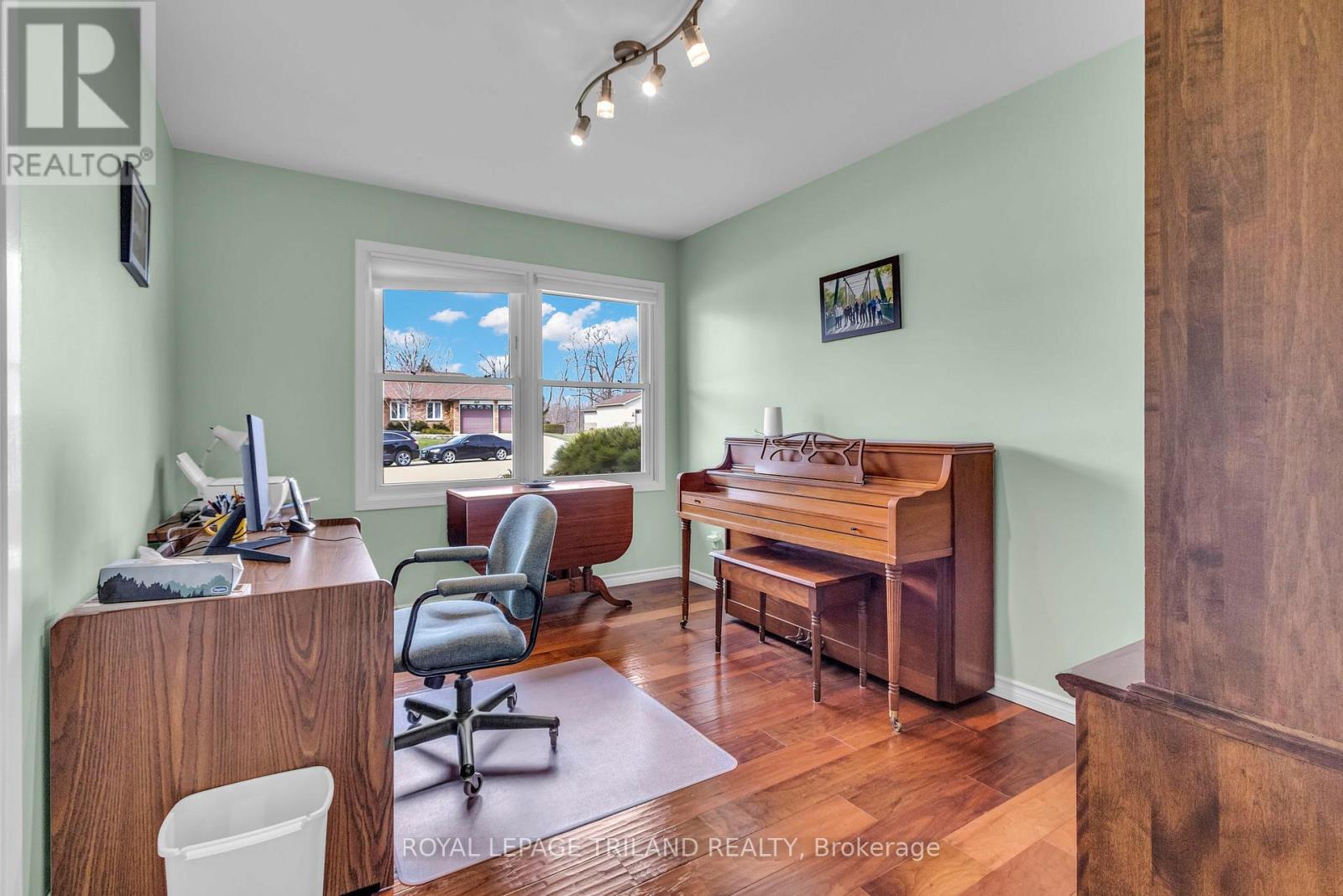 Single Family House Bungalow for Sale in  STATION STREET North Middlesex (Parkhill) 