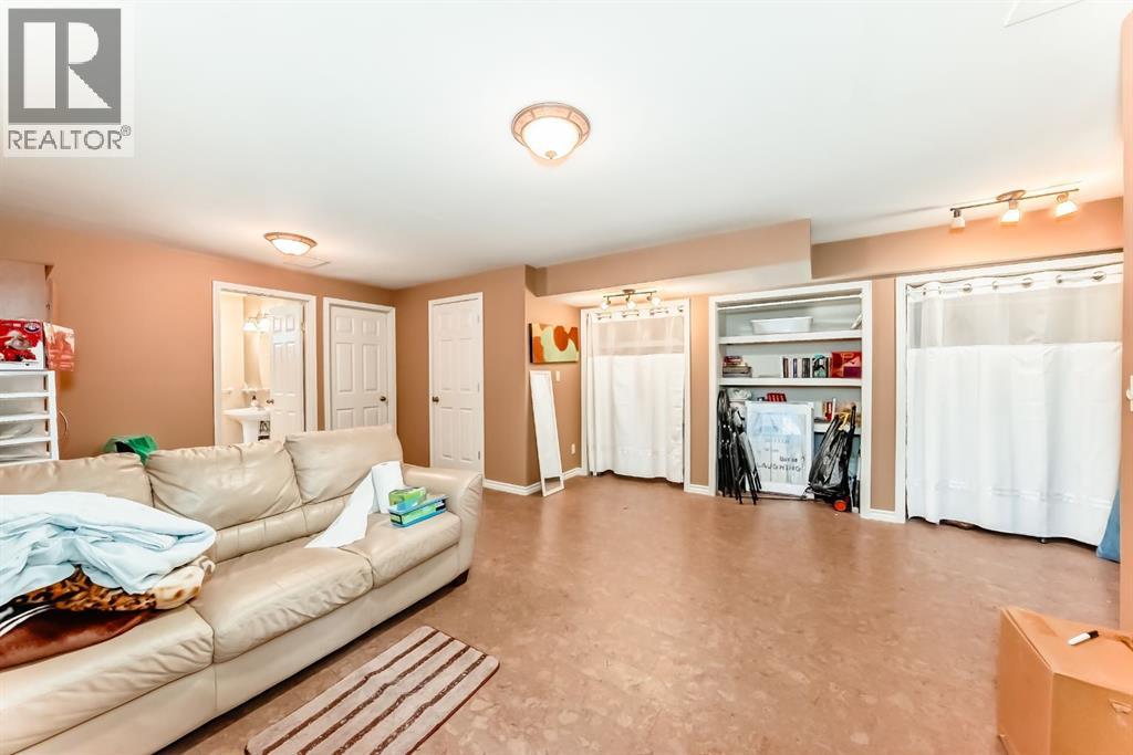 Single Family House Bi-level for Sale in  Templeview Way NE Temple Calgary 