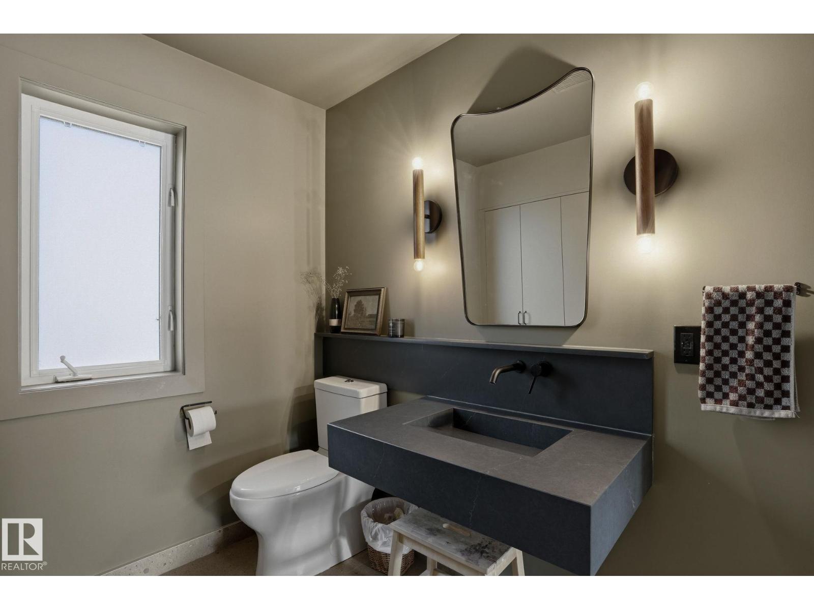 9228 100 AV NW, Edmonton