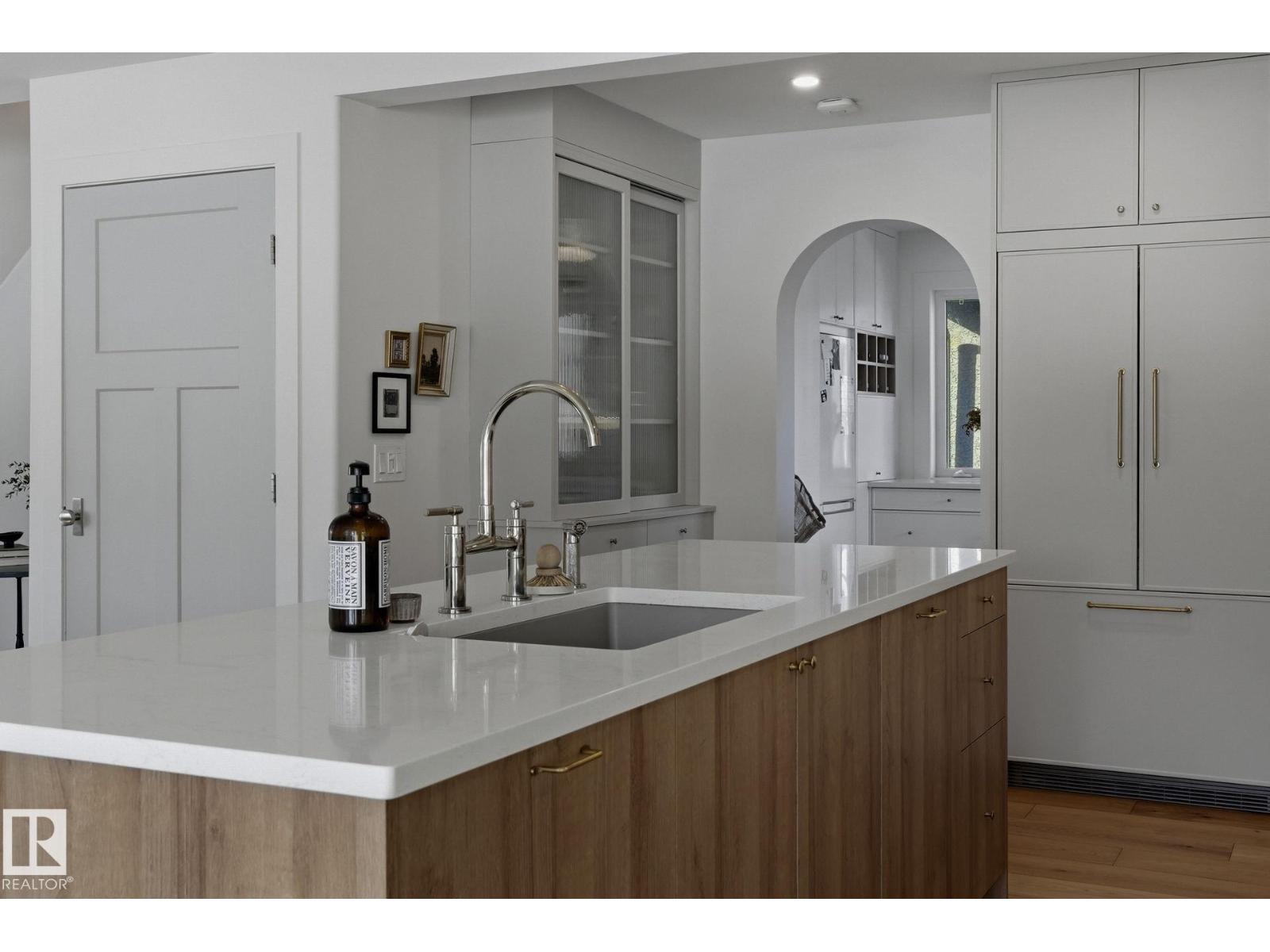 9228 100 AV NW, Edmonton