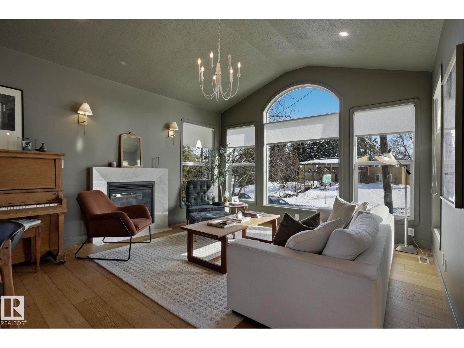 9228 100 AV NW - 13