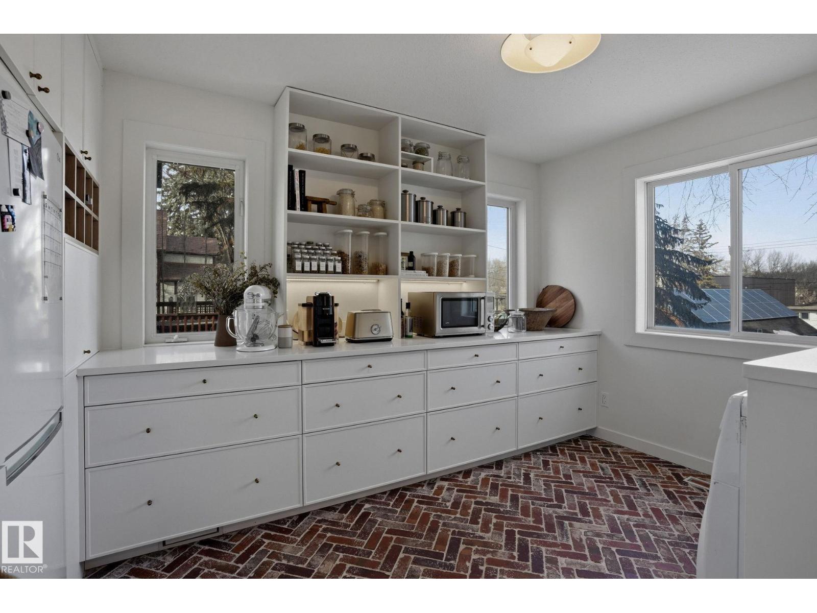 9228 100 AV NW - 17