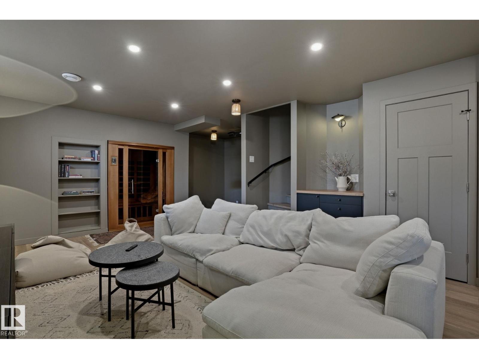 9228 100 AV NW, Edmonton