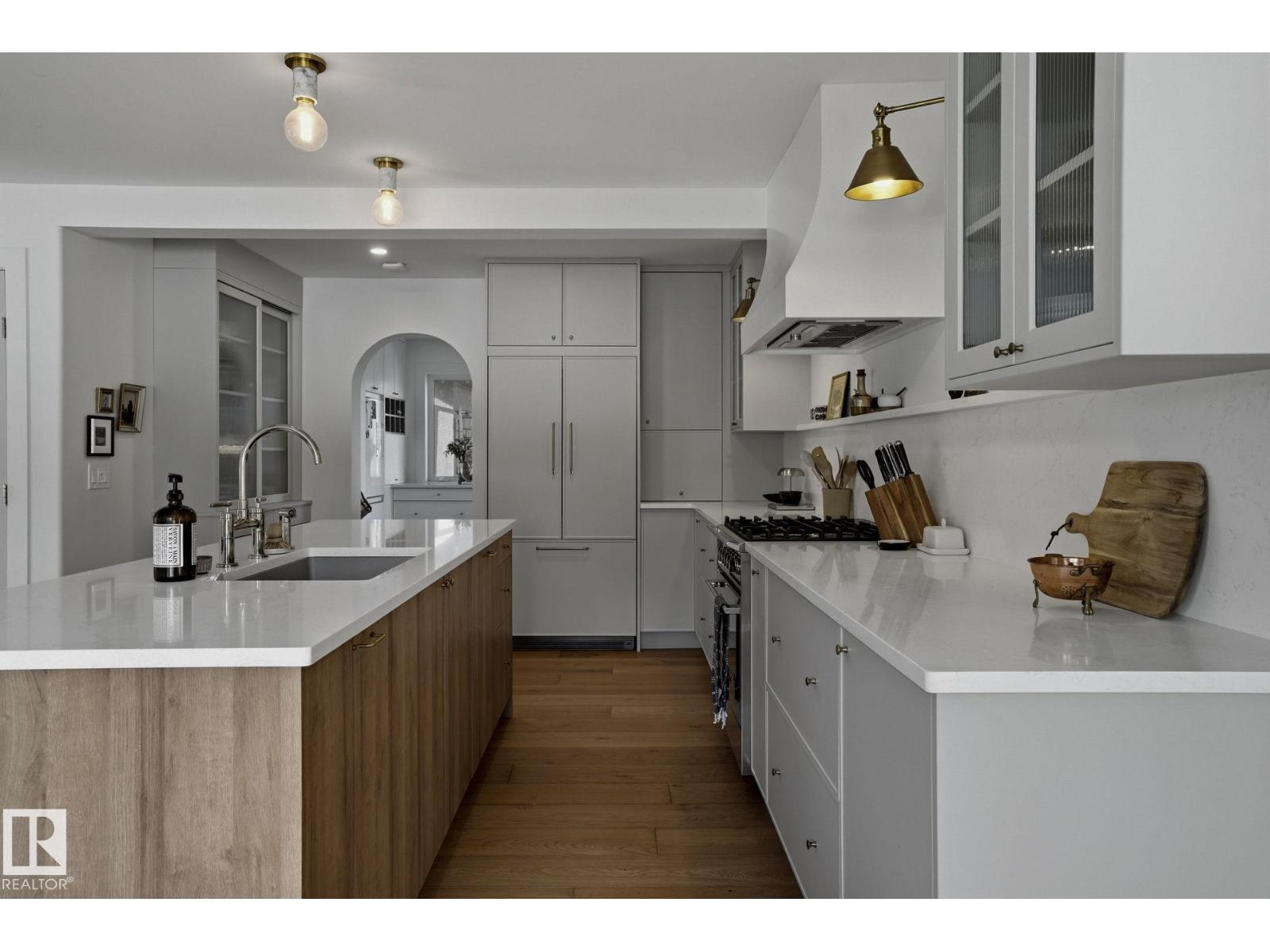 9228 100 AV NW - 9