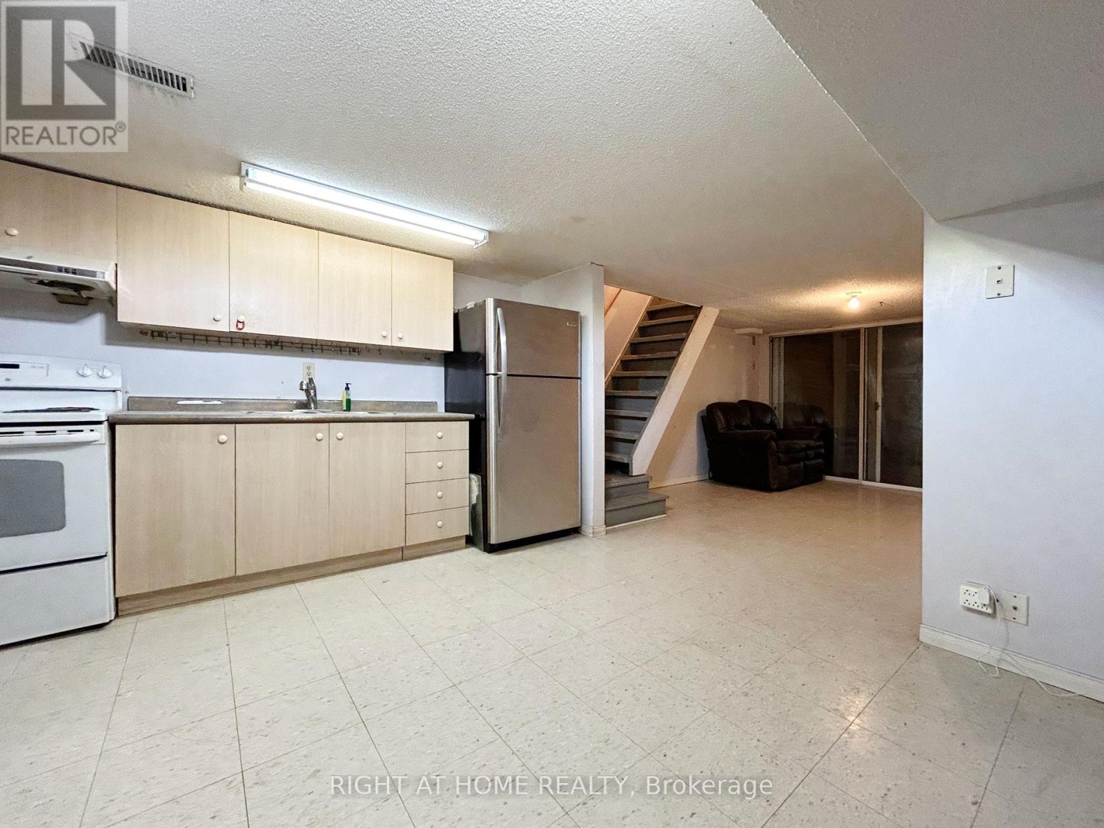 1313 GERRARD STREET - 13