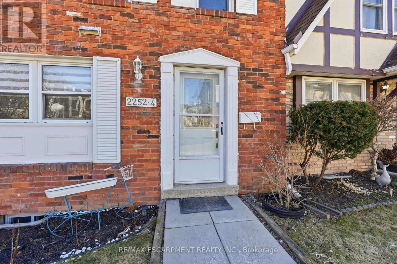 #4 2252 UPPER MIDDLE ROAD - 2