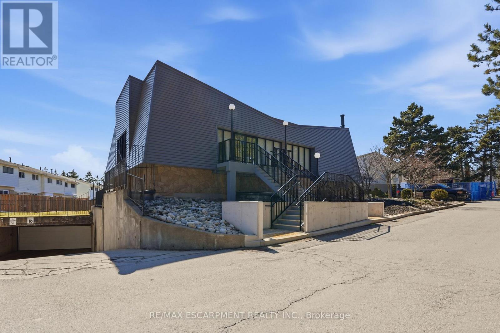 #4 2252 UPPER MIDDLE ROAD - 35