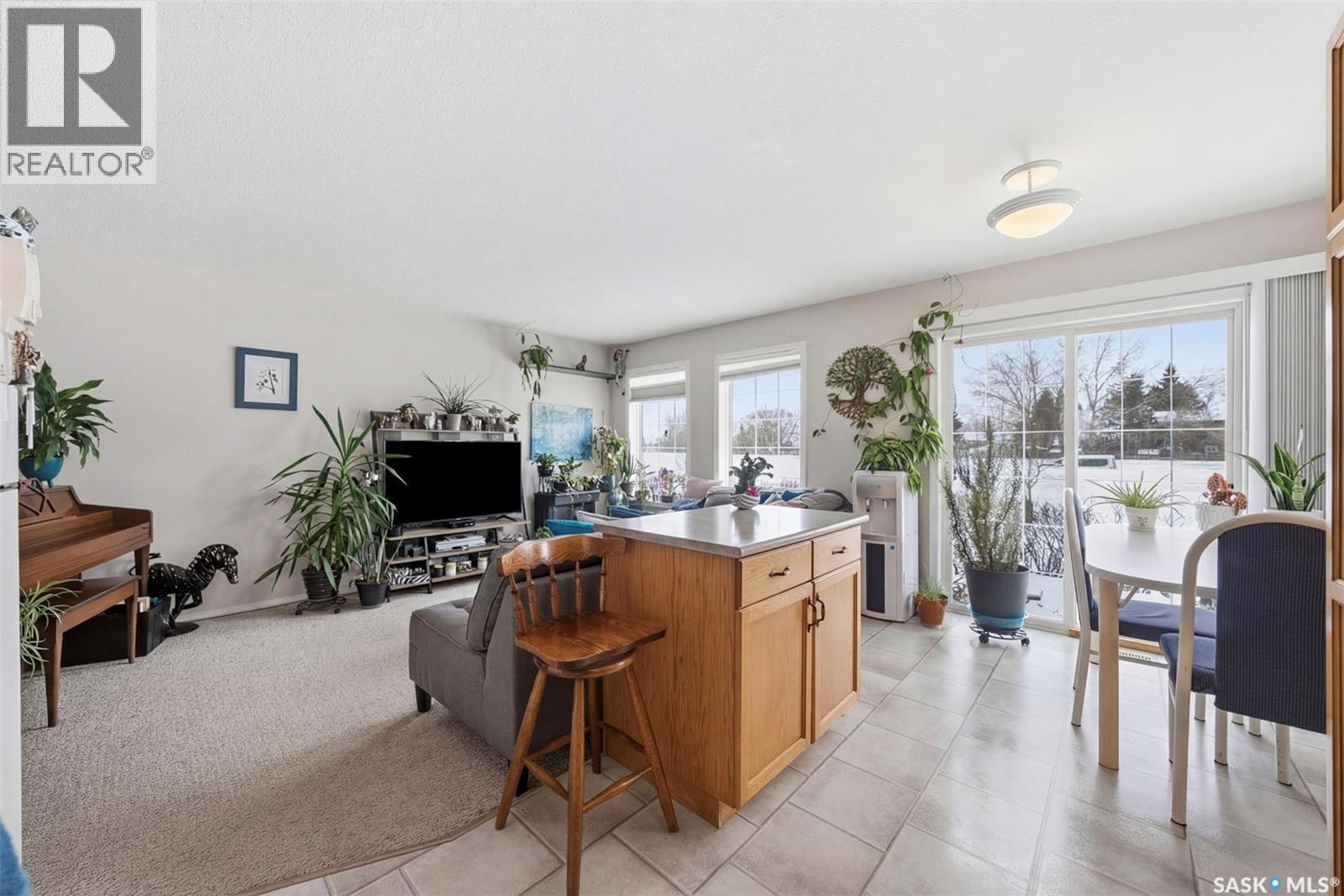 #15 111 FAIRBROTHER CRESCENT - 12