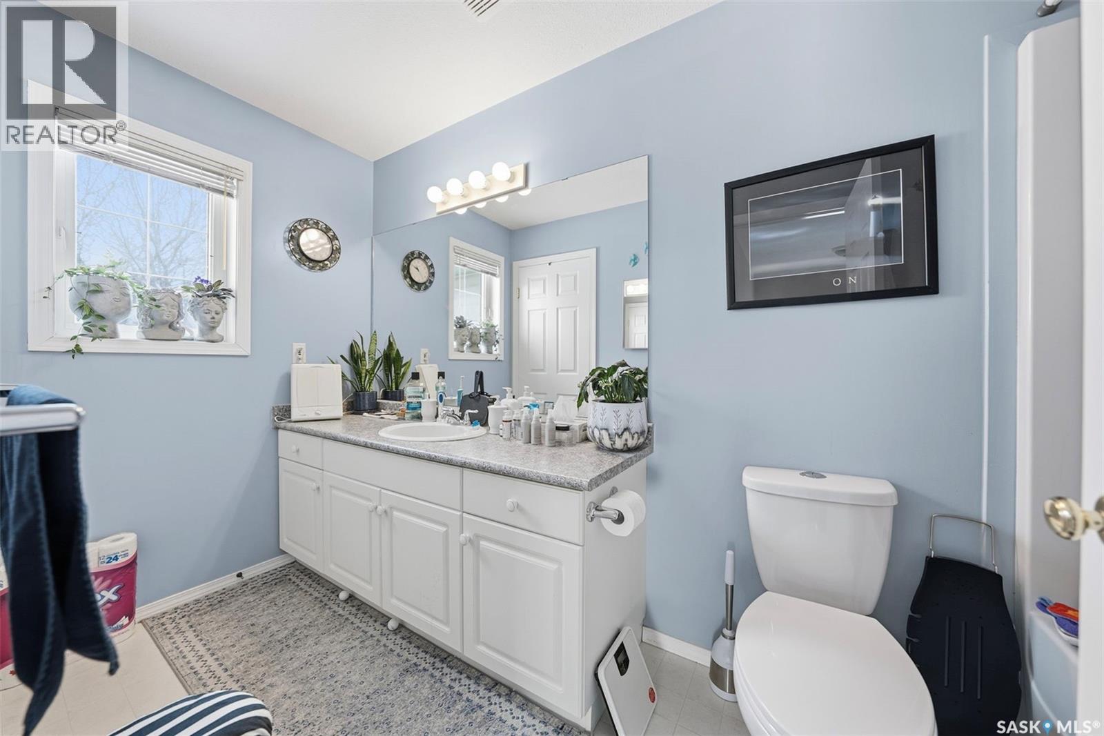 #15 111 FAIRBROTHER CRESCENT - 19