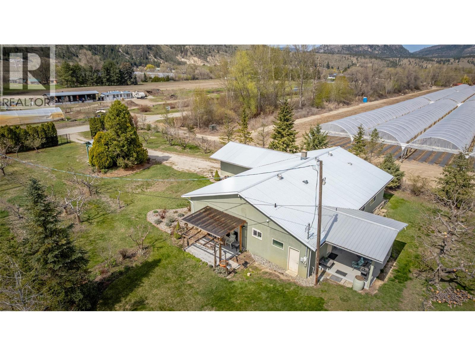 7231 ISLAND Road, Oliver