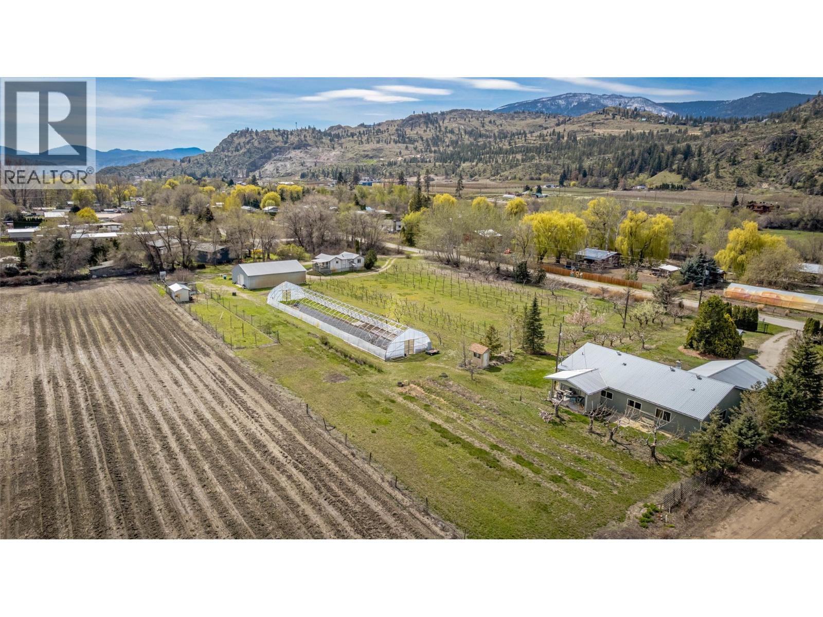 7231 ISLAND Road, Oliver