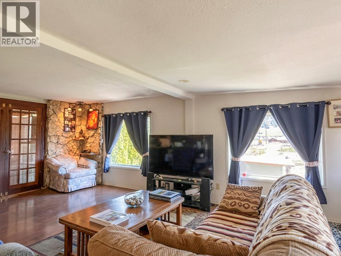  4250 Highway 97 Highway, Oliver