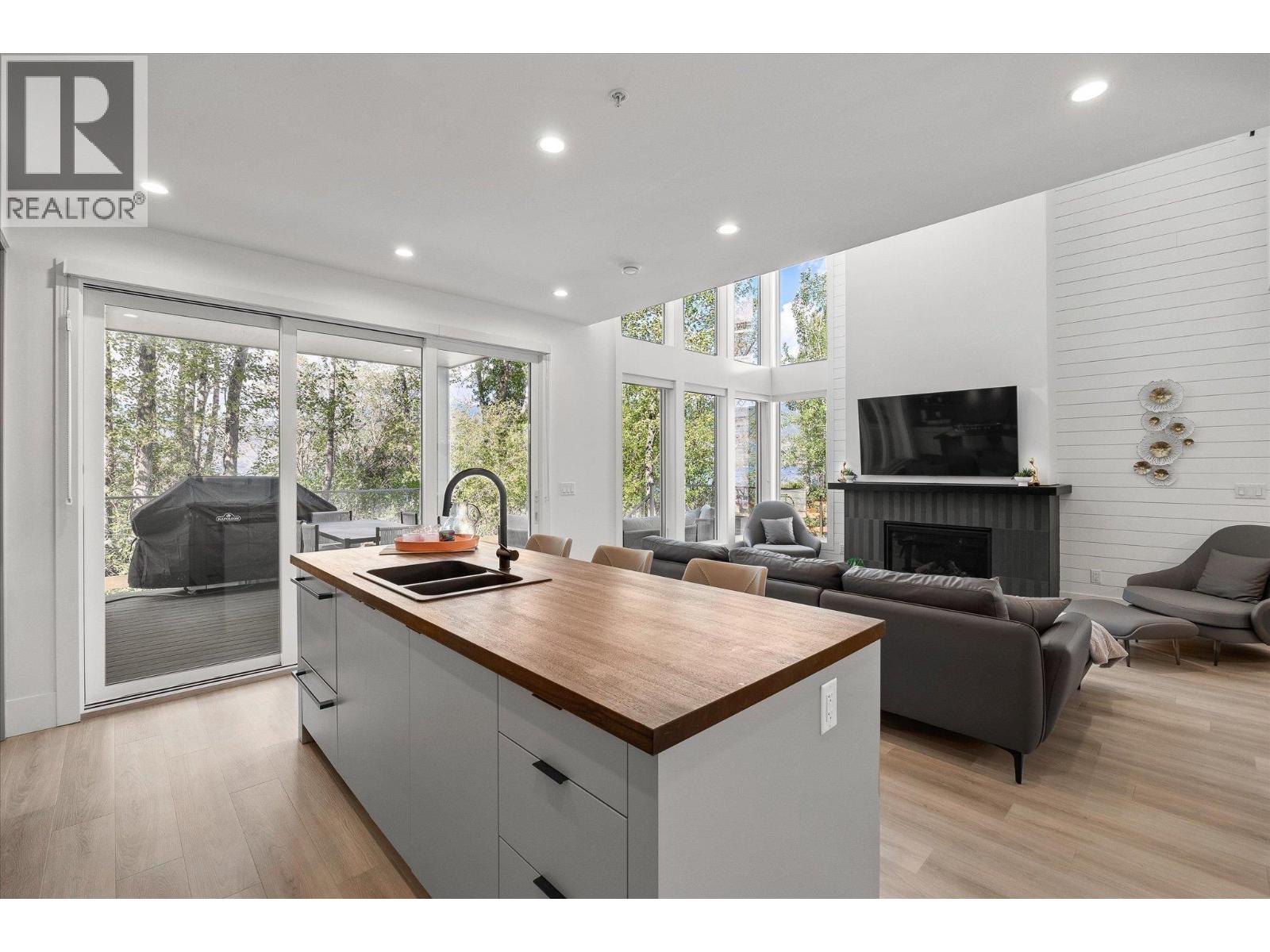 3210 Landry Crescent, Summerland