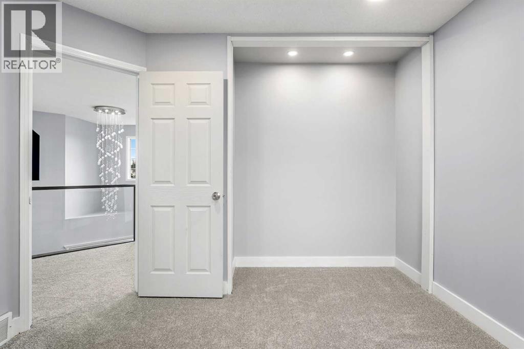 Single Family House for Sale in  Douglas Park Boulevard SE Douglasdale/Glen Calgary 