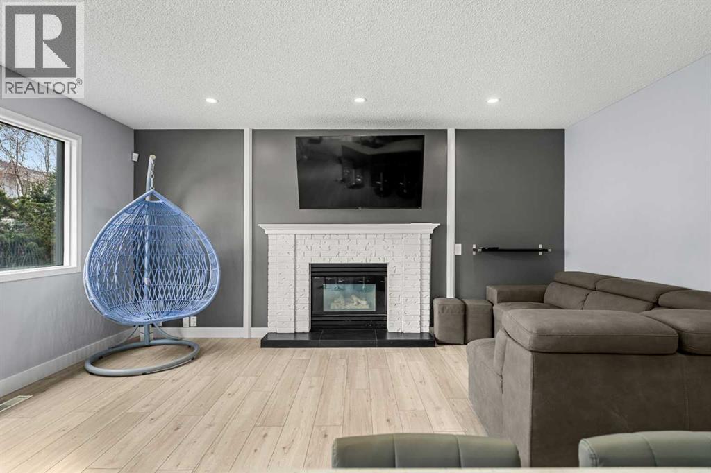 Single Family House for Sale in  Douglas Park Boulevard SE Douglasdale/Glen Calgary 