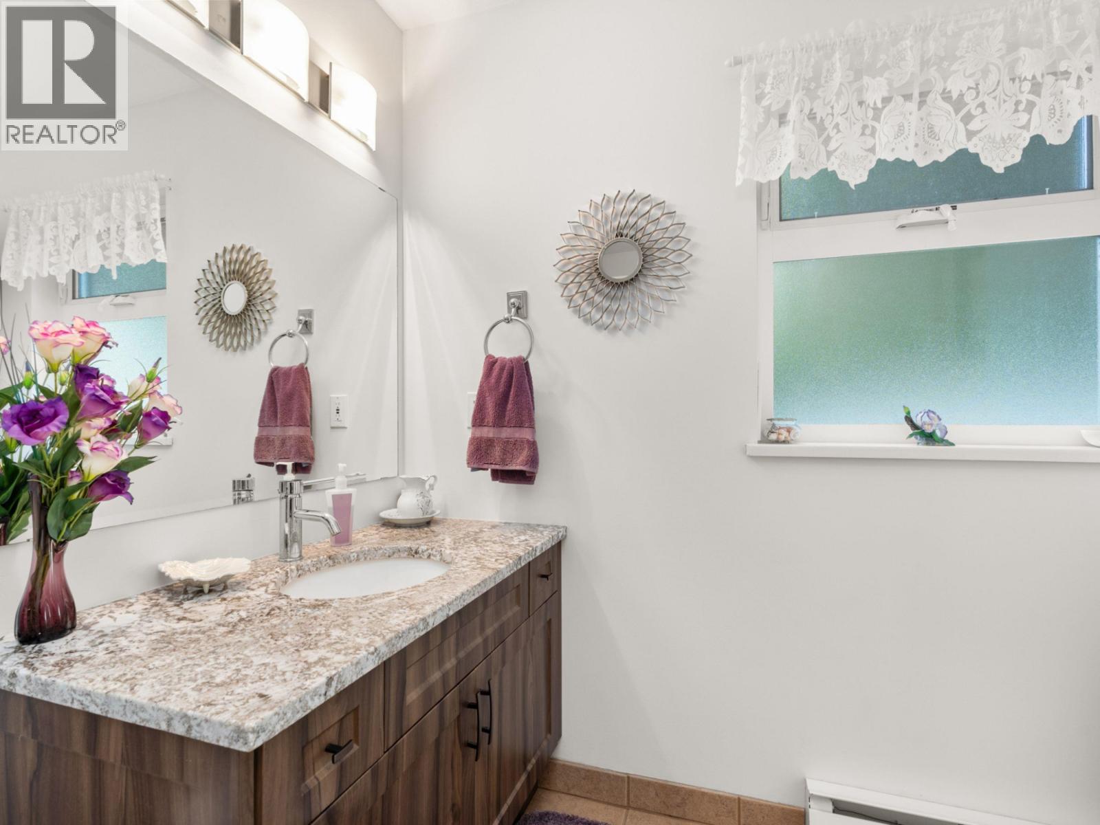 38 5761 WHARF AVENUE, Sechelt