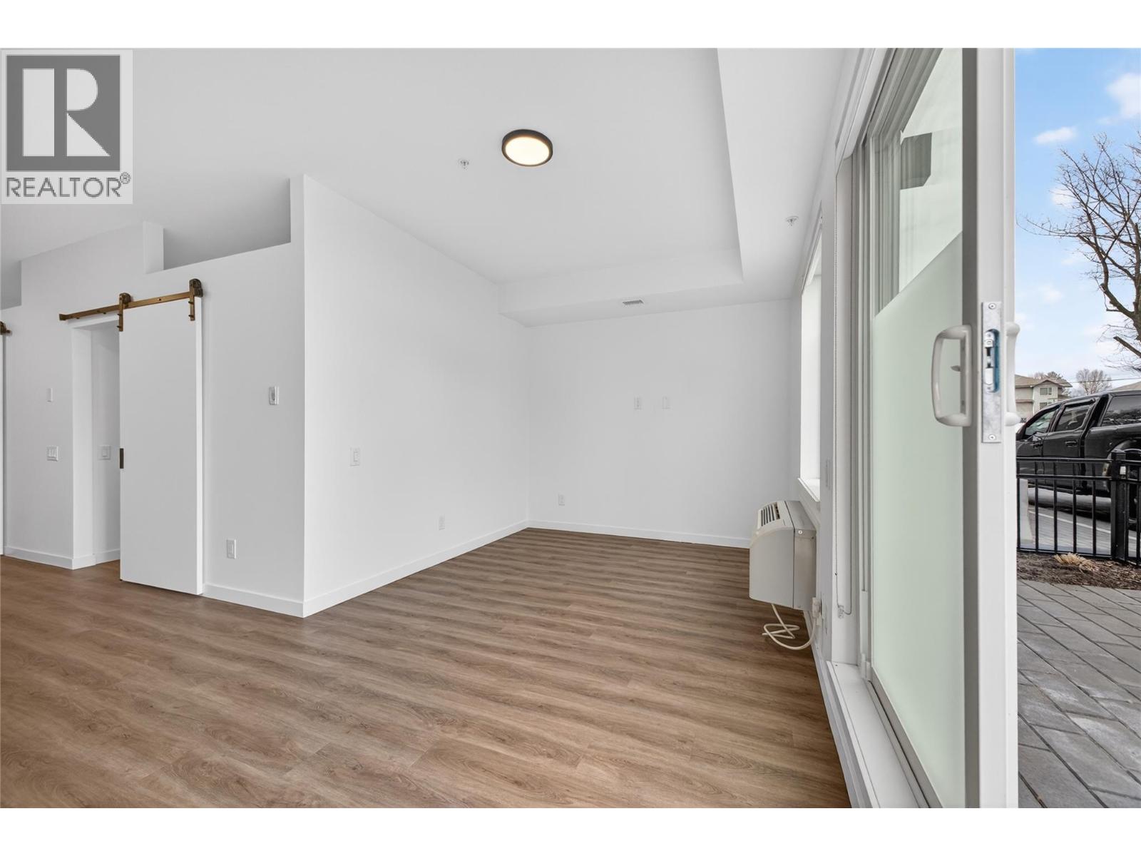 #101 615 Rutland Road N - 25