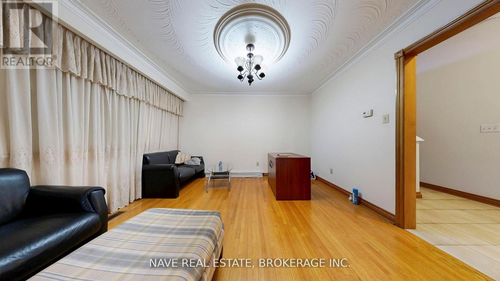 9747 BATHURST STREET - 7