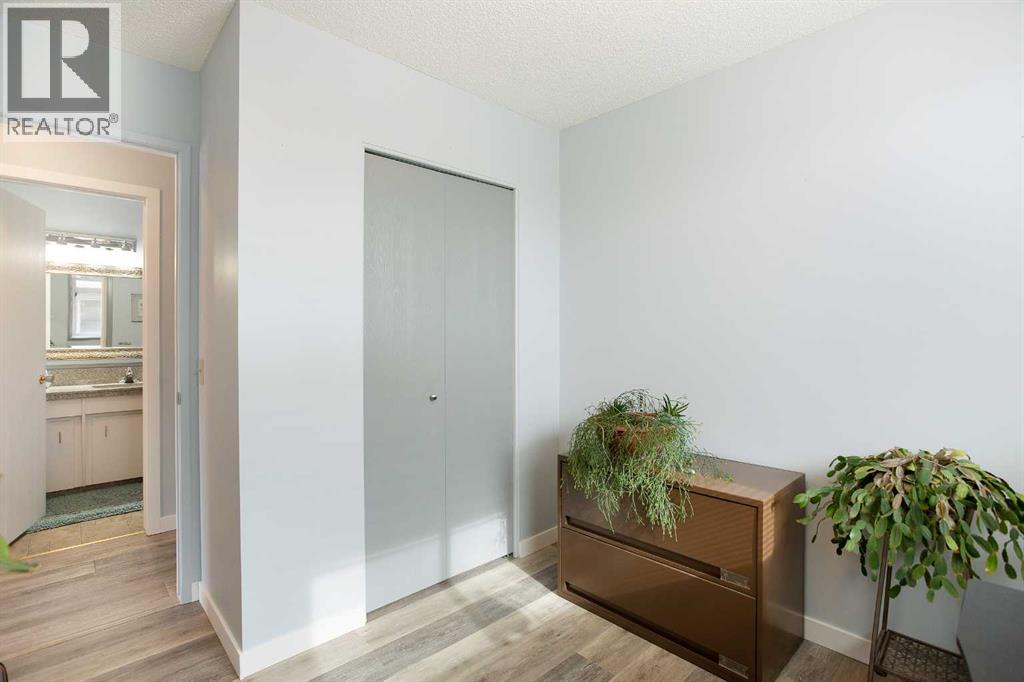 Single Family House Bi-level for Sale in  Berkley Drive NW Beddington Heights Calgary 