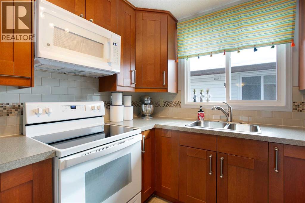 Single Family House Bi-level for Sale in  Berkley Drive NW Beddington Heights Calgary 