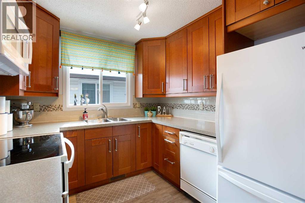 Single Family House Bi-level for Sale in  Berkley Drive NW Beddington Heights Calgary 