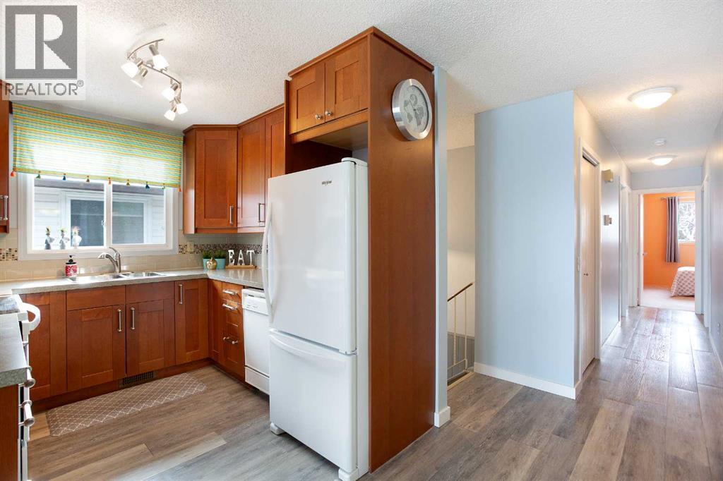 Single Family House Bi-level for Sale in  Berkley Drive NW Beddington Heights Calgary 