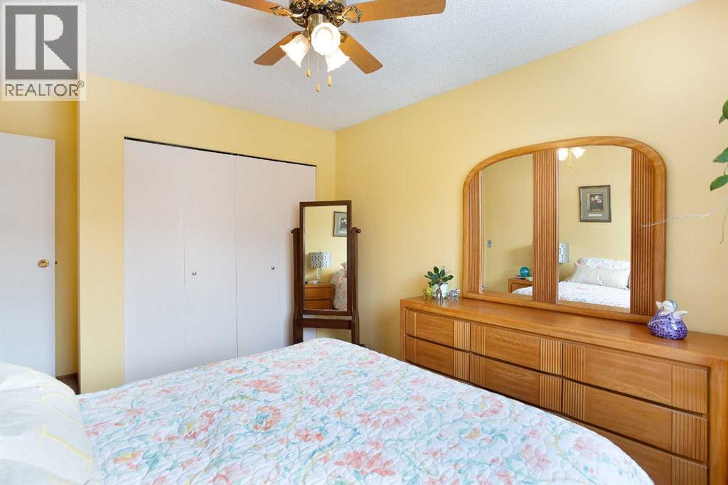 Single Family House Bi-level for Sale in  Berkley Drive NW Beddington Heights Calgary 