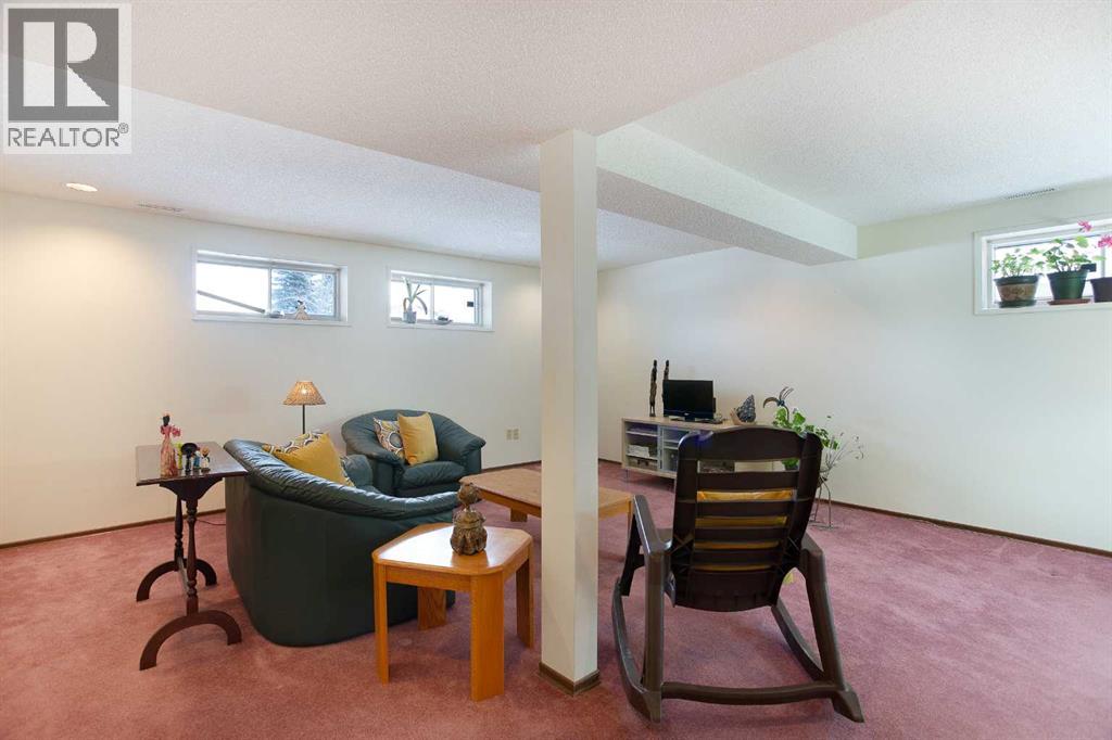 Single Family House Bi-level for Sale in  Berkley Drive NW Beddington Heights Calgary 