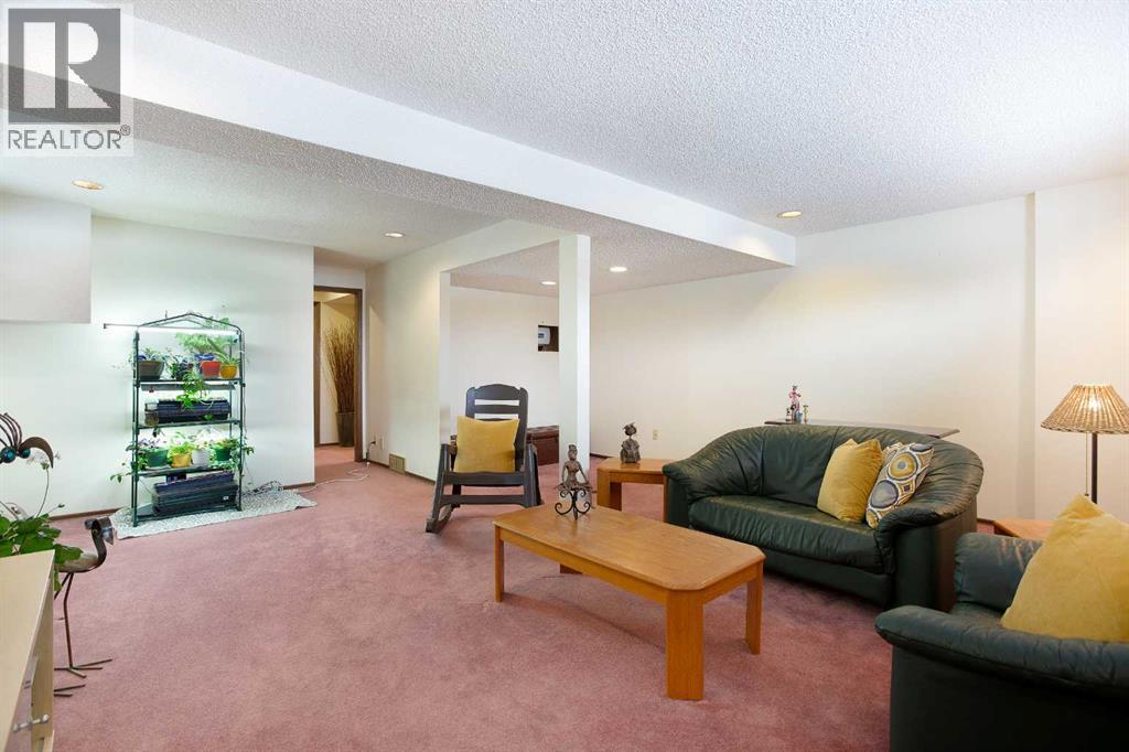 Single Family House Bi-level for Sale in  Berkley Drive NW Beddington Heights Calgary 