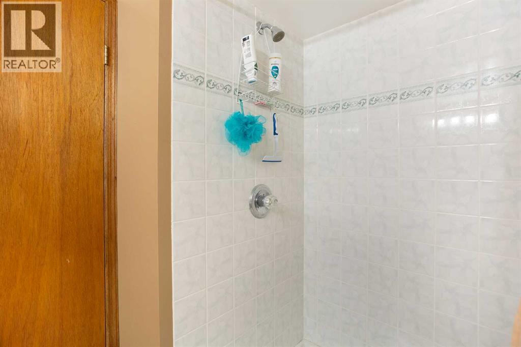 Single Family House Bi-level for Sale in  Berkley Drive NW Beddington Heights Calgary 