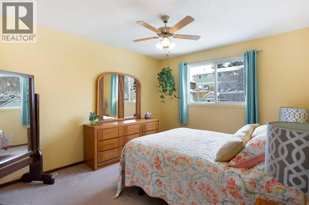 Single Family House Bi-level for Sale in  Berkley Drive NW Beddington Heights Calgary 