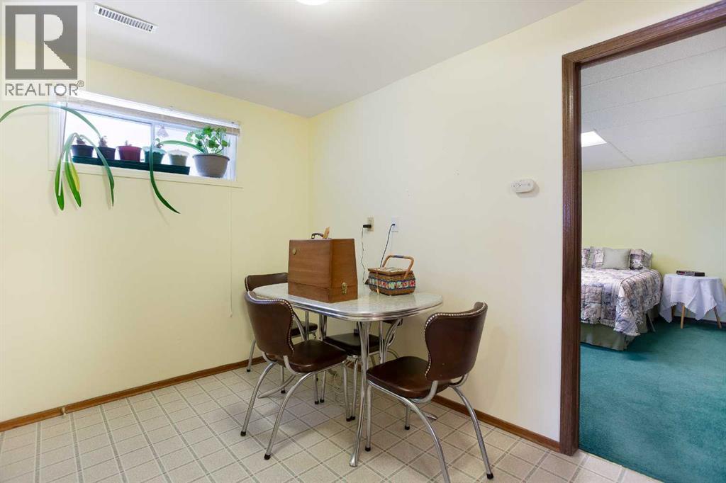 Single Family House Bi-level for Sale in  Berkley Drive NW Beddington Heights Calgary 