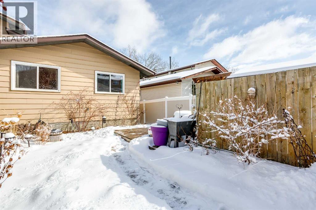 Single Family House Bi-level for Sale in  Berkley Drive NW Beddington Heights Calgary 