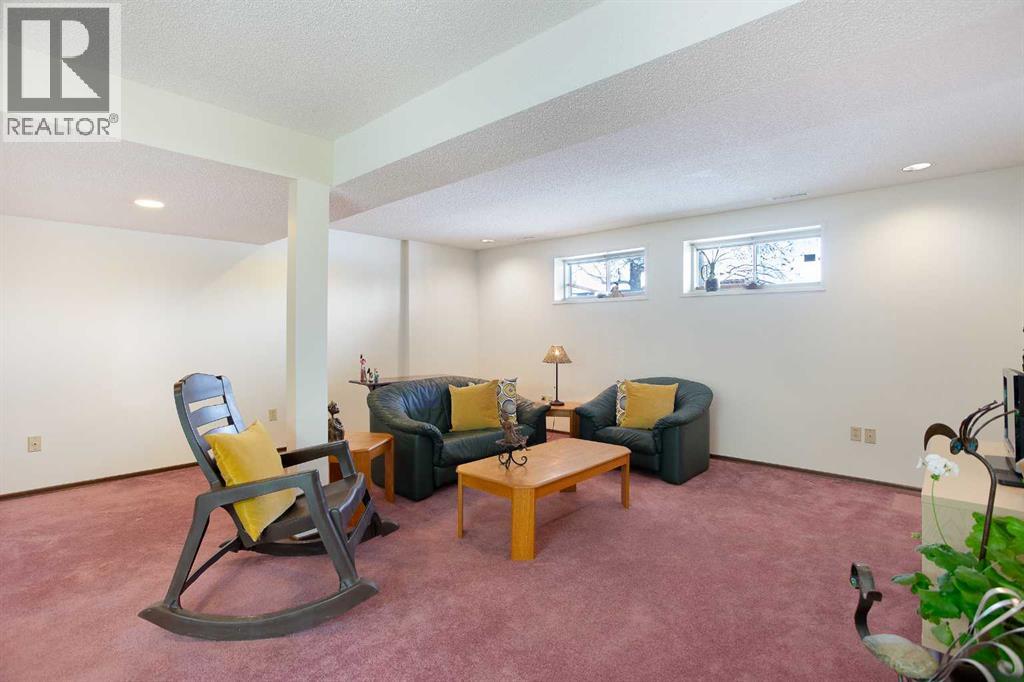 Single Family House Bi-level for Sale in  Berkley Drive NW Beddington Heights Calgary 