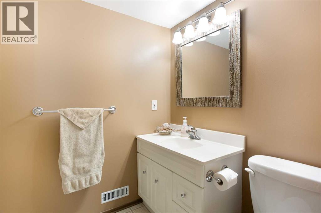 Single Family House Bi-level for Sale in  Berkley Drive NW Beddington Heights Calgary 