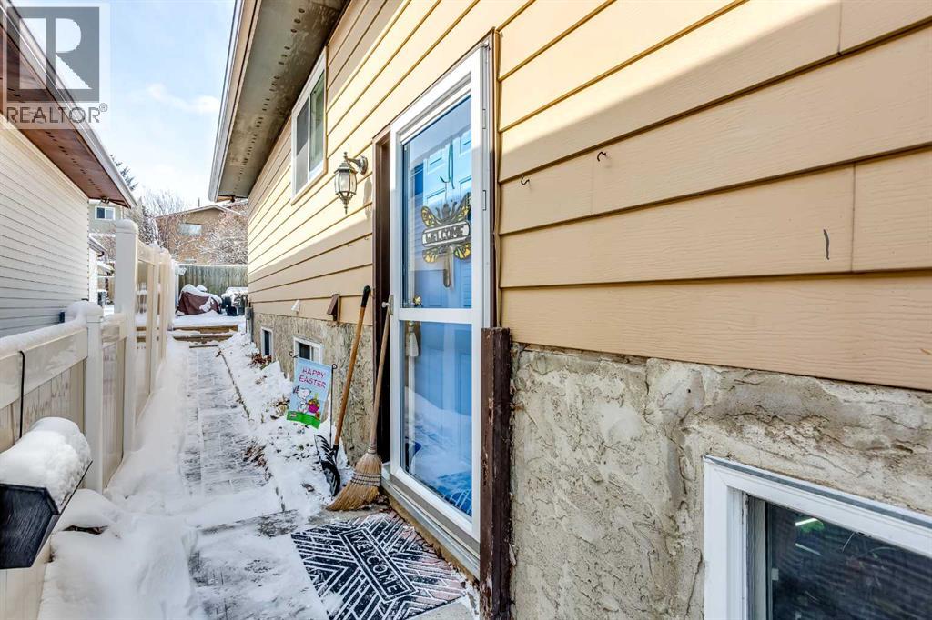 Single Family House Bi-level for Sale in  Berkley Drive NW Beddington Heights Calgary 