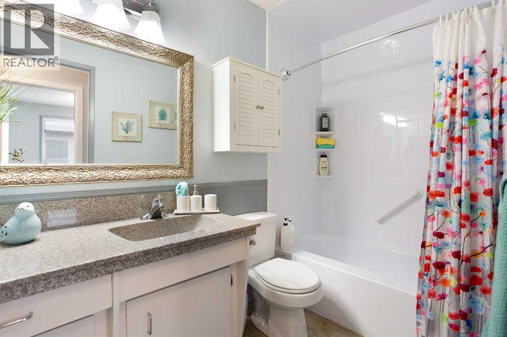 Single Family House Bi-level for Sale in  Berkley Drive NW Beddington Heights Calgary 