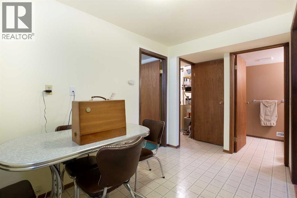 Single Family House Bi-level for Sale in  Berkley Drive NW Beddington Heights Calgary 