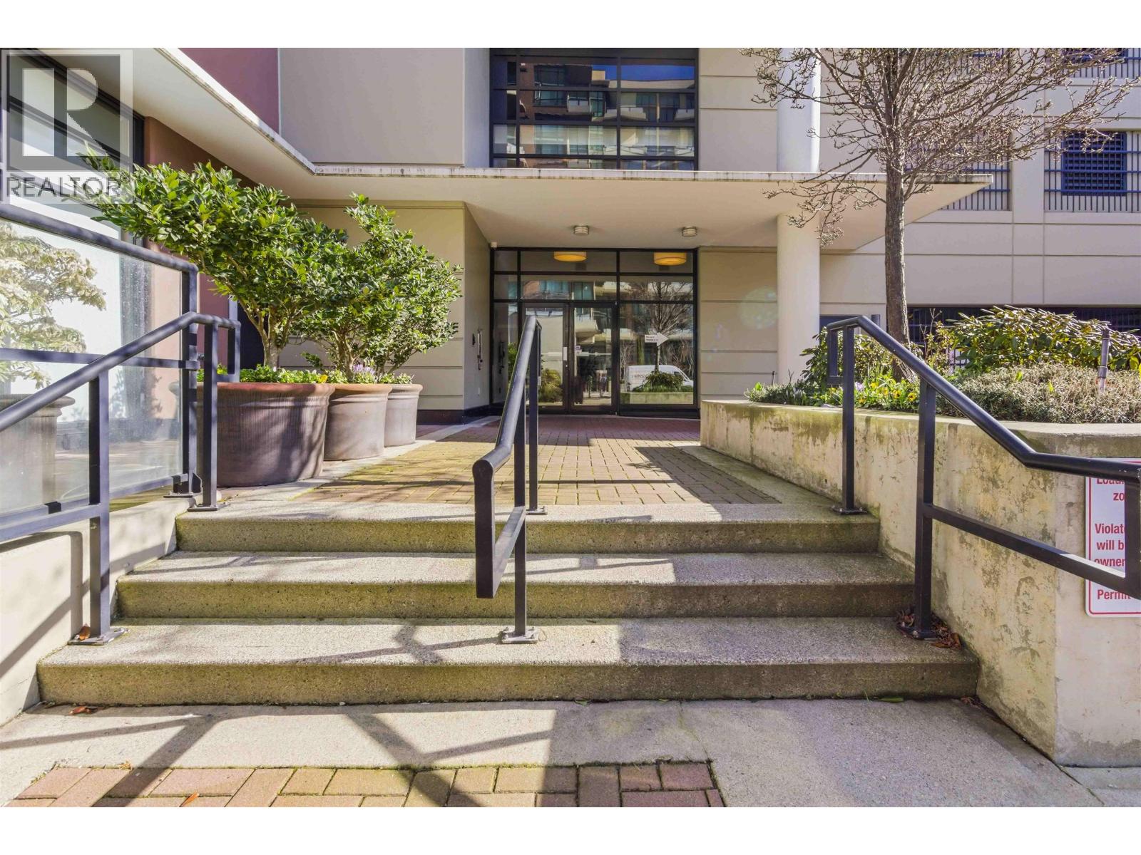 601 1 RENAISSANCE SQUARE, New Westminster